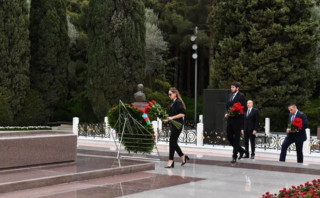 İlham Əliyev və Mehriban Əliyeva ulu öndər Heydər Əliyevin məzarını ziyarət ediblər