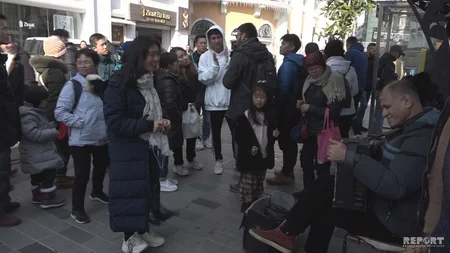 Türkiyədə azərbaycanlı küçə musiqiçisi: Qarabağla bağlı mahnı oxuyanda yaxşı pul verirlər - VİDEO