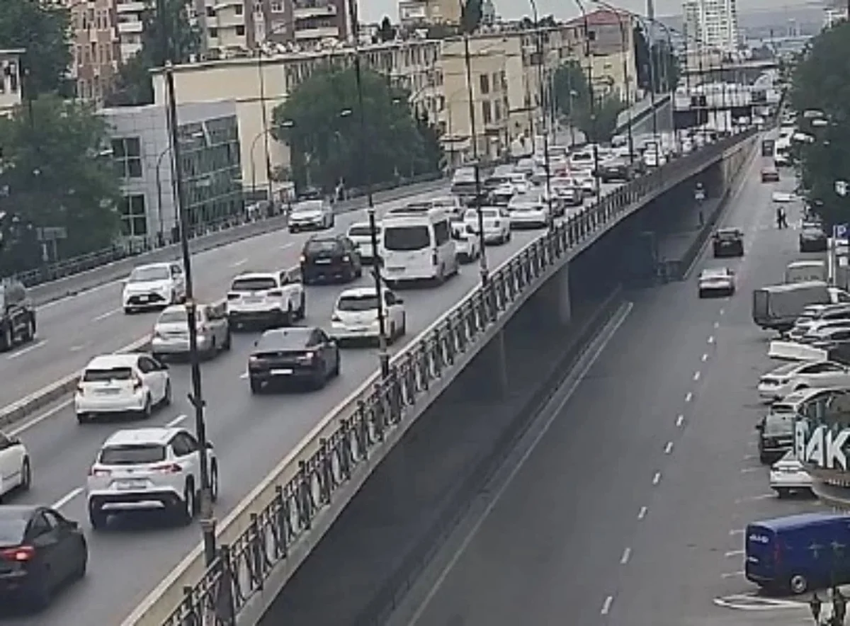 Bakının bir sıra yollarında nəqliyyatın sıxlığı yaranıb