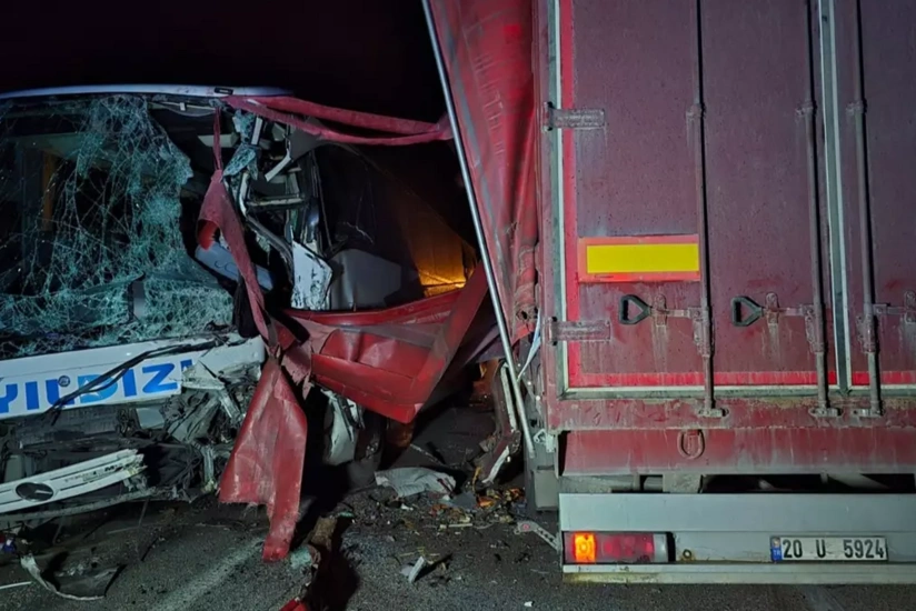 Türkiyədə sərnişin avtobusu yük avtomobili ilə toqquşub, xəsarət alanlar var