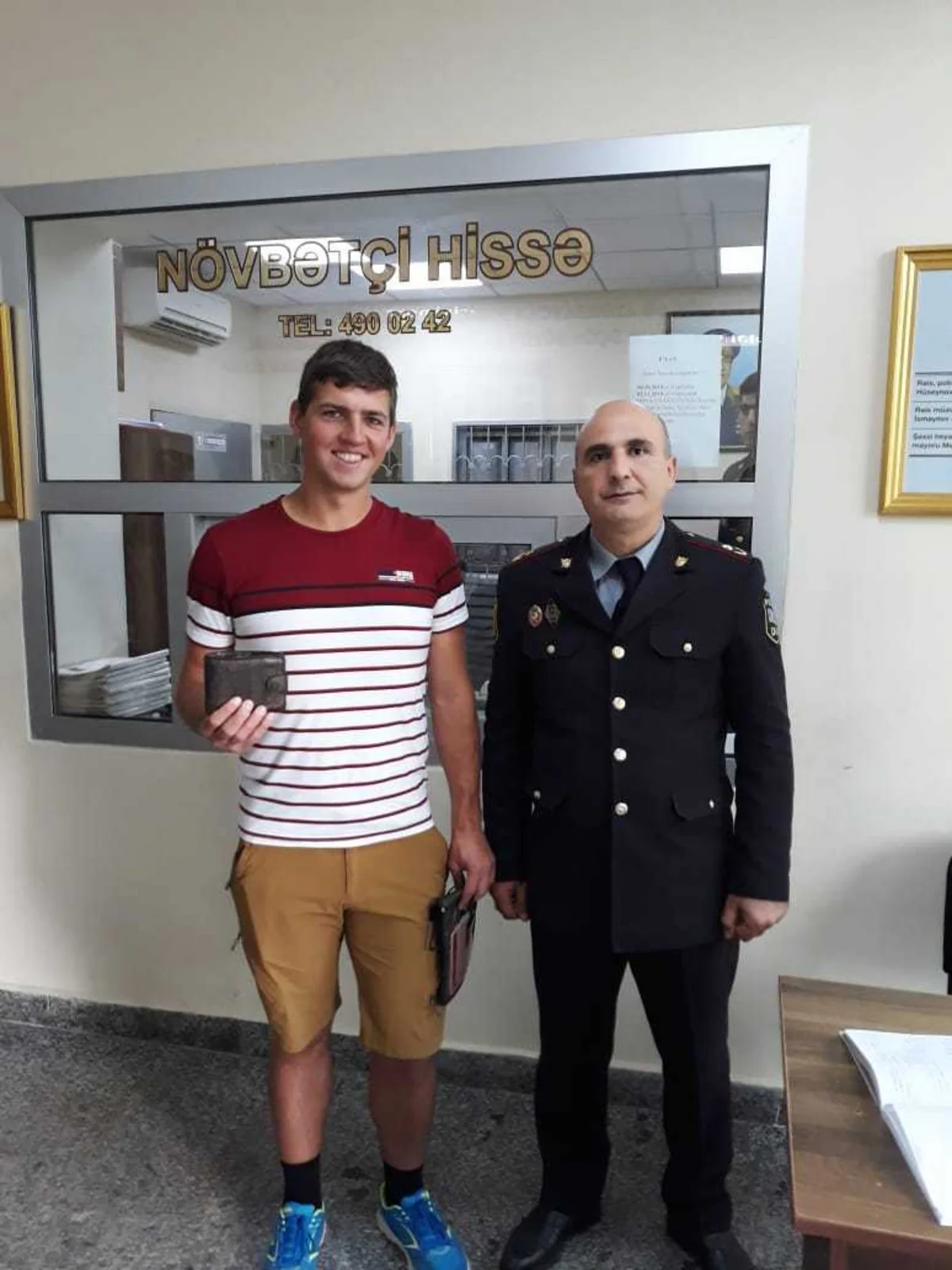 Bakı polisi rusiyalı turistin itirdiyi portmanatı taparaq sahibinə qaytarıb