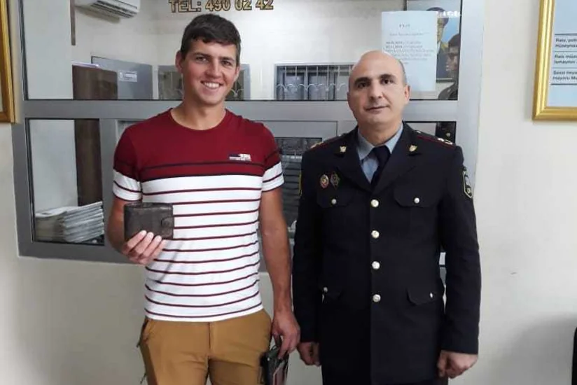 Bakı polisi rusiyalı turistin itirdiyi portmanatı taparaq sahibinə qaytarıb