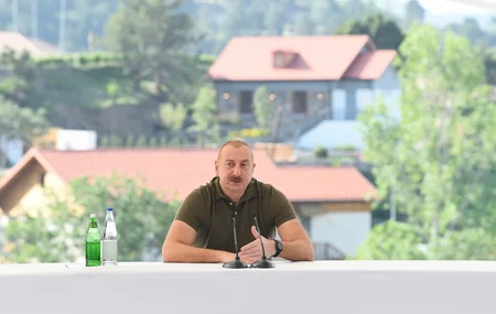 Dövlət başçısı Laçın şəhərinə qayıdan əhali ilə görüşüb, evlərin açarlarını onlara təqdim edib