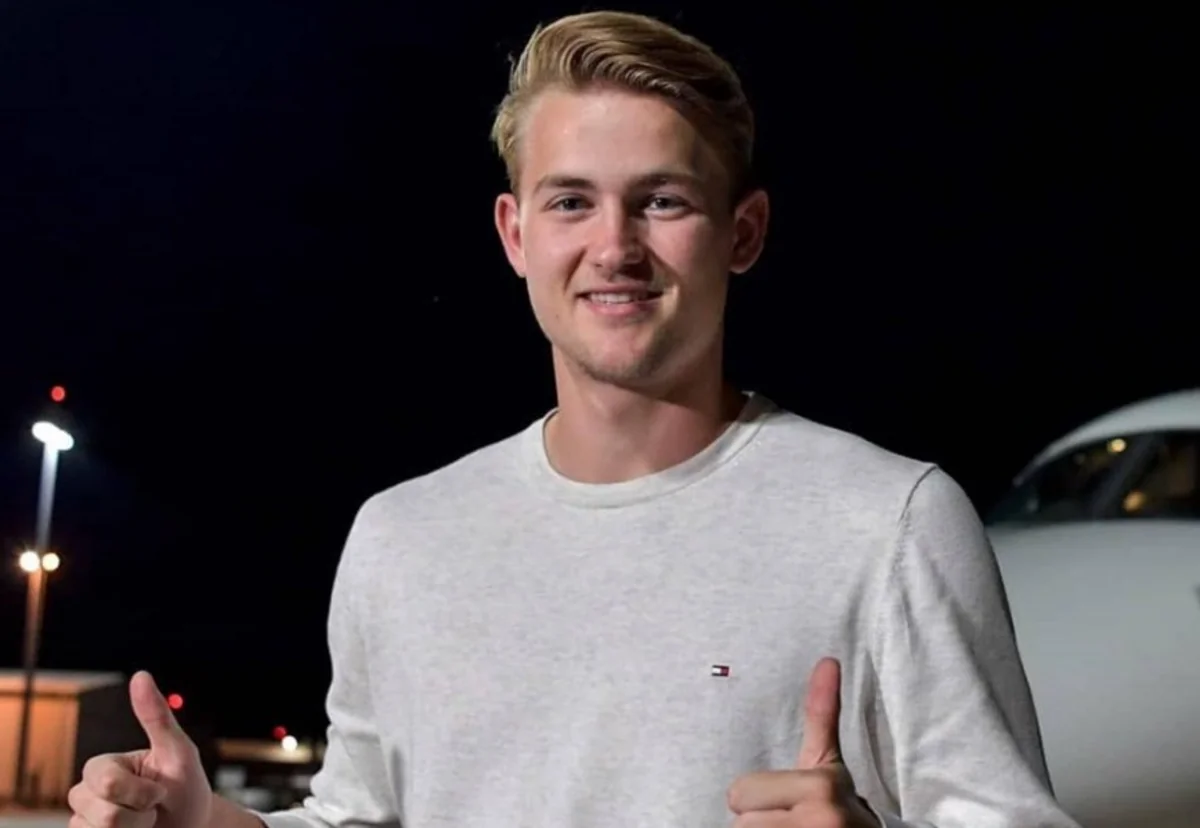 Ювентус сообщил о прибытии де Лигта в Турин