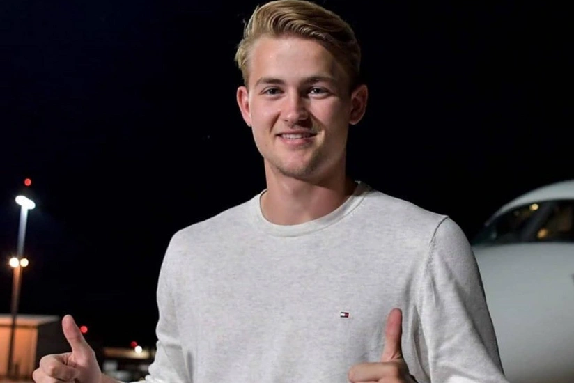 Ювентус сообщил о прибытии де Лигта в Турин