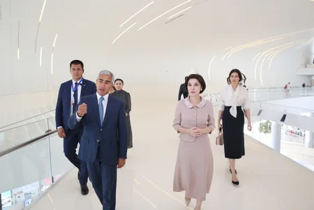 Özbəkistan Prezidentinin xanımı Heydər Əliyev Mərkəzi ilə tanış olub