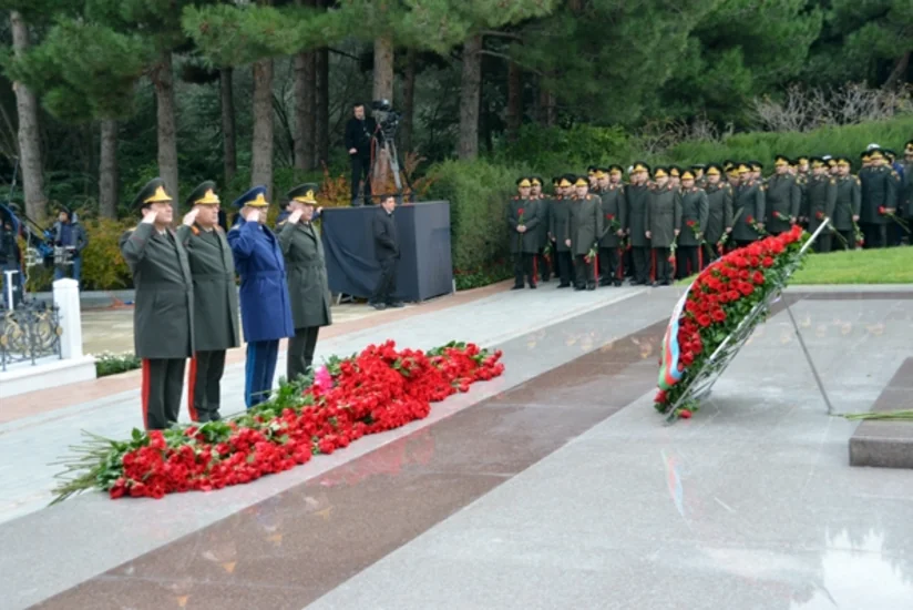 Müdafiə Nazirliyinin şəxsi heyəti Heydər Əliyevin xatirəsini anma günü münasibətilə Fəxri xiyabanda olub