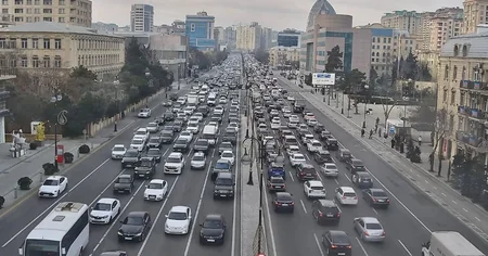 Bakıda 15 istiqamətdə nəqliyyatın sıxlığı müşahidə olunur