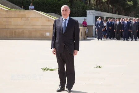 XİN rəhbərliyi Fəxri xiyabanı və Şəhidlər xiyabanını ziyarət ediblər - FOTO