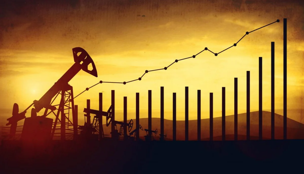 Oil prices slightly up amid weakening dollar