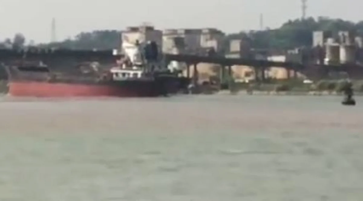 В Китае стометровый грузовой корабль врезался в мост - ВИДЕО