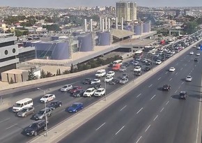 На ряде улиц и проспектов Баку затруднено движение транспорта
