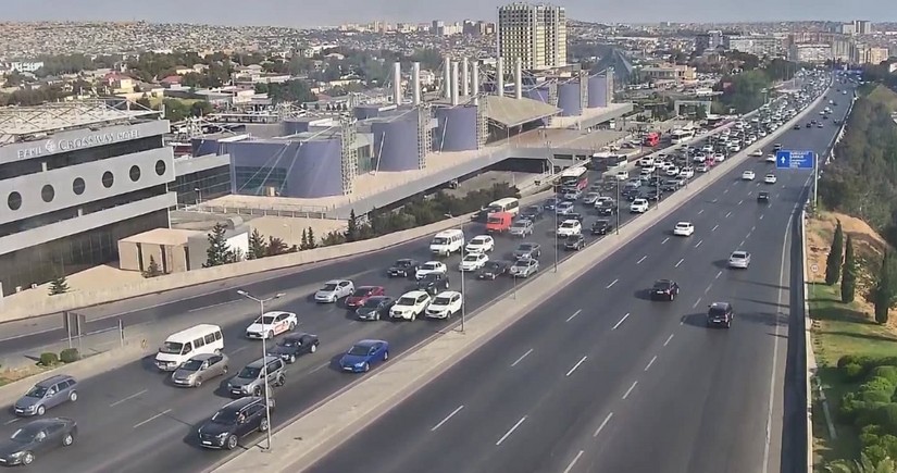 Bakının bir sıra yollarında tıxac yaranıb