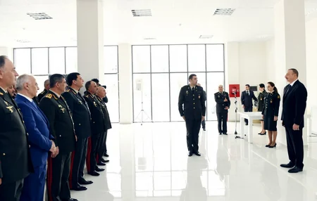 Prezident İlham Əliyev hərbçilər üçün inşa edilən binada yaradılan şəraitlə tanış olub