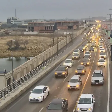 Bakının bir sıra yollarında nəqliyyatın sıxlığı müşahidə edilir