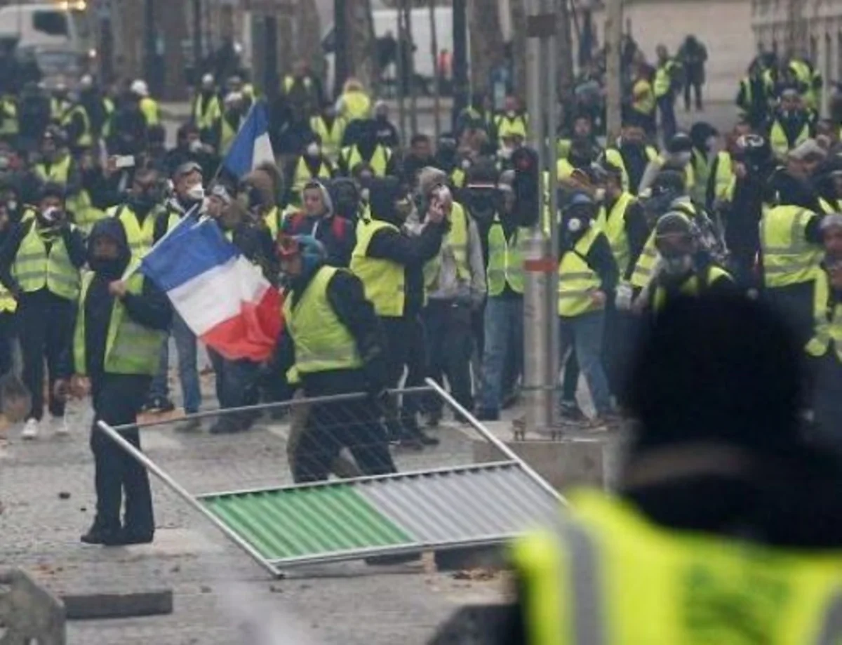 Количество протестующих в Париже против президента Алжира достигло 6 тыс. человек