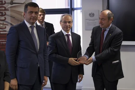 Avropa Şurasının Münsiflər Heyətinin sədri Cakomo Oberto (sağda); Ədliyyə nazirinin müavini, Məhkəmə-Hüquq Şurasının üzvü Azər Cəfərov (ortada);“Elektron məhkəmə” sisteminin yaradılması üzrə İşçi qrupunun rəhbəri, Yasamal Rayon Məhkəməsinin hakimi Ramin Q