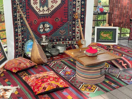 Gürcüstanda festivalda Azərbaycan xalçaları, musiqi alətləri, geyimləri nümayiş etdirilib