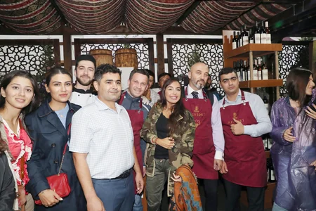 Leyla Əliyeva Üzüm və Şərab Festivalında təşkil edilən pavilyonlarla tanış olub - FOTO