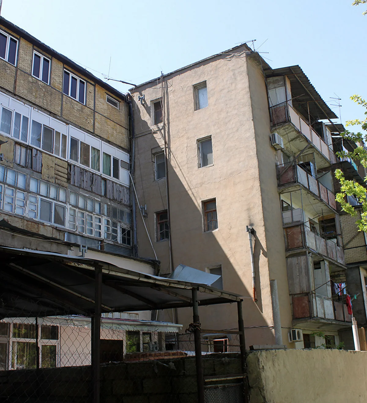 Bakıda yataqxana tipli binalardan mənzil almaq sərfəlidirmi?