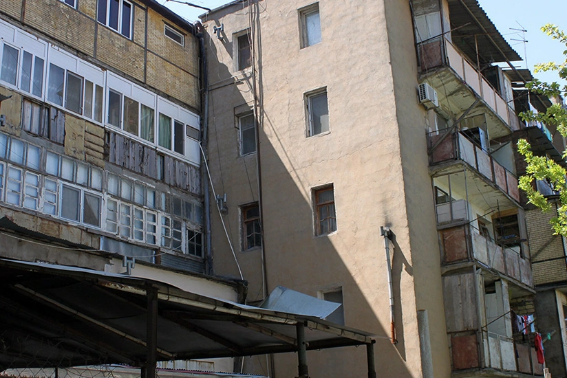 Bakıda yataqxana tipli binalardan mənzil almaq sərfəlidirmi?