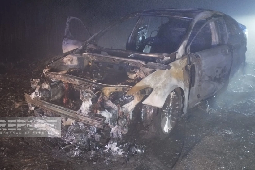 Kürdəmirdə hərəkətdə olan avtomobil yanaraq külə dönüb -VİDEO