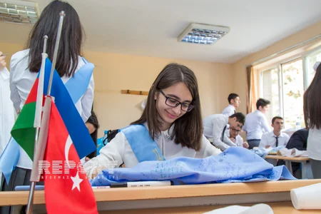 Bakı məktəbində Son zəng - FOTOREPORTAJ