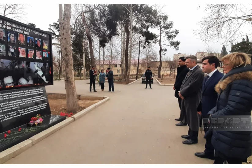 Almaniya səfiri Gəncədə ermənilərin raket hücumu nəticəsində dağılan əraziyə baş çəkib