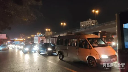 Bakıda sərnişin avtobusu minik avtomobili ilə toqquşub - FOTO