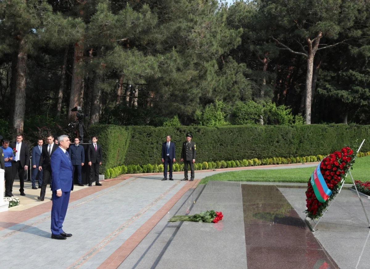 Prezident Administrasiyasının rəhbəri Fəxri xiyabanda Ulu Öndər Heydər Əliyevin məzarını ziyarət edib