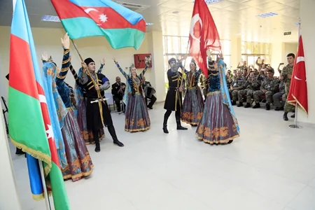 Zakir Həsənov “TurAz Qartalı-2015” təlimlərində iştirak edən şəxsi heyətlə görüşüb