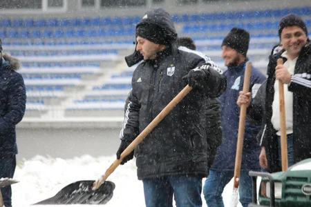 Neftçi Bakcell Arenanı qardan təmizləmək üçün səfərbər olub