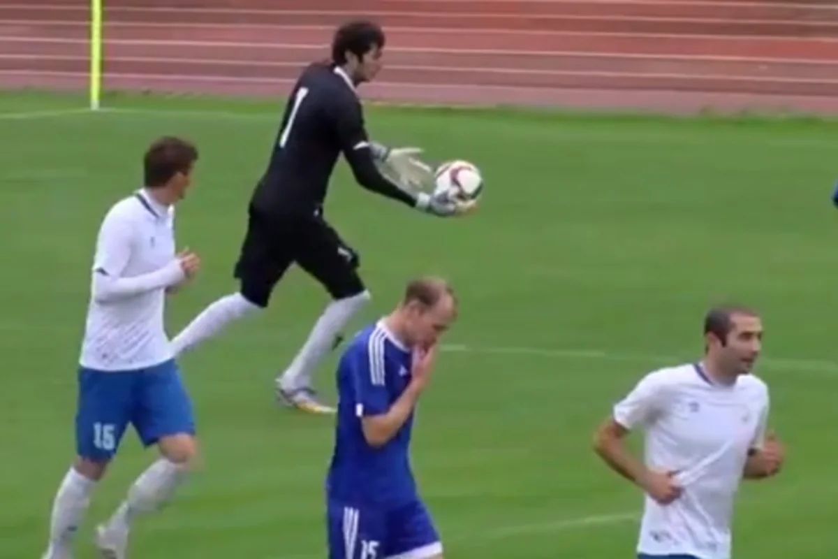 ​Вратарь забил гол ударом от своих ворот - ВИДЕО