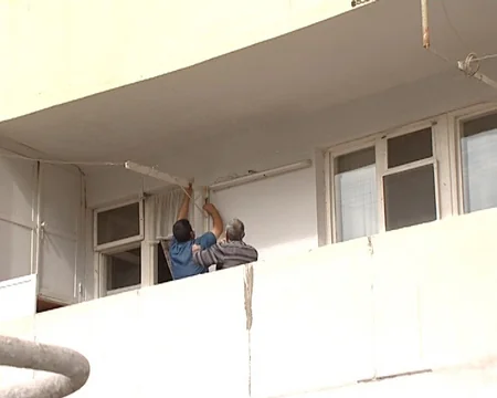 Bakıxanov qəsəbəsində eyvanlarda quraşdırılan paltar ipləri sökülüb - FOTO