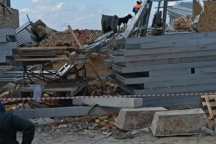 В Татарстане стена строящегося дома обрушилась, под завалами могут находиться люди