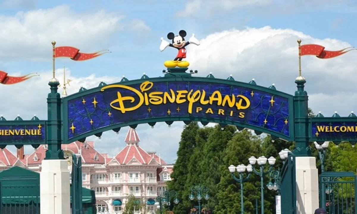 В парижском Disneyland открыли центр вакцинации от коронавируса