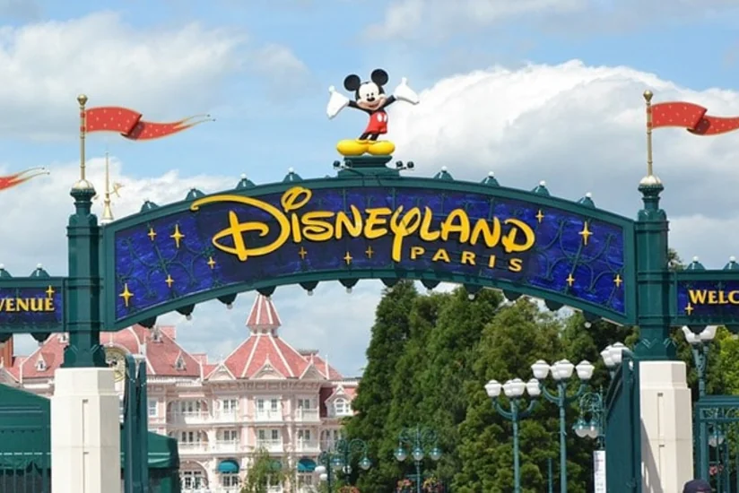 В парижском Disneyland открыли центр вакцинации от коронавируса