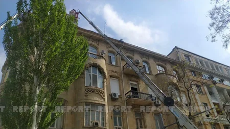 Bakıda tarixi binanın üzərində tikilən mansard sökülür