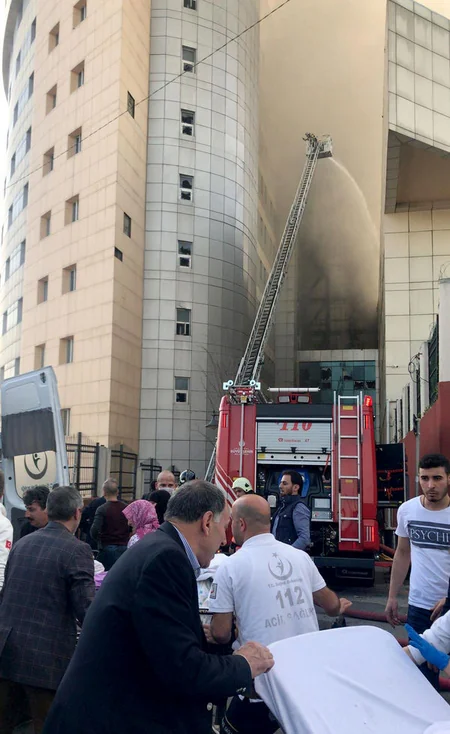 İstanbulda xəstəxanada baş verən yanğın söndürülüb - YENİLƏNİB