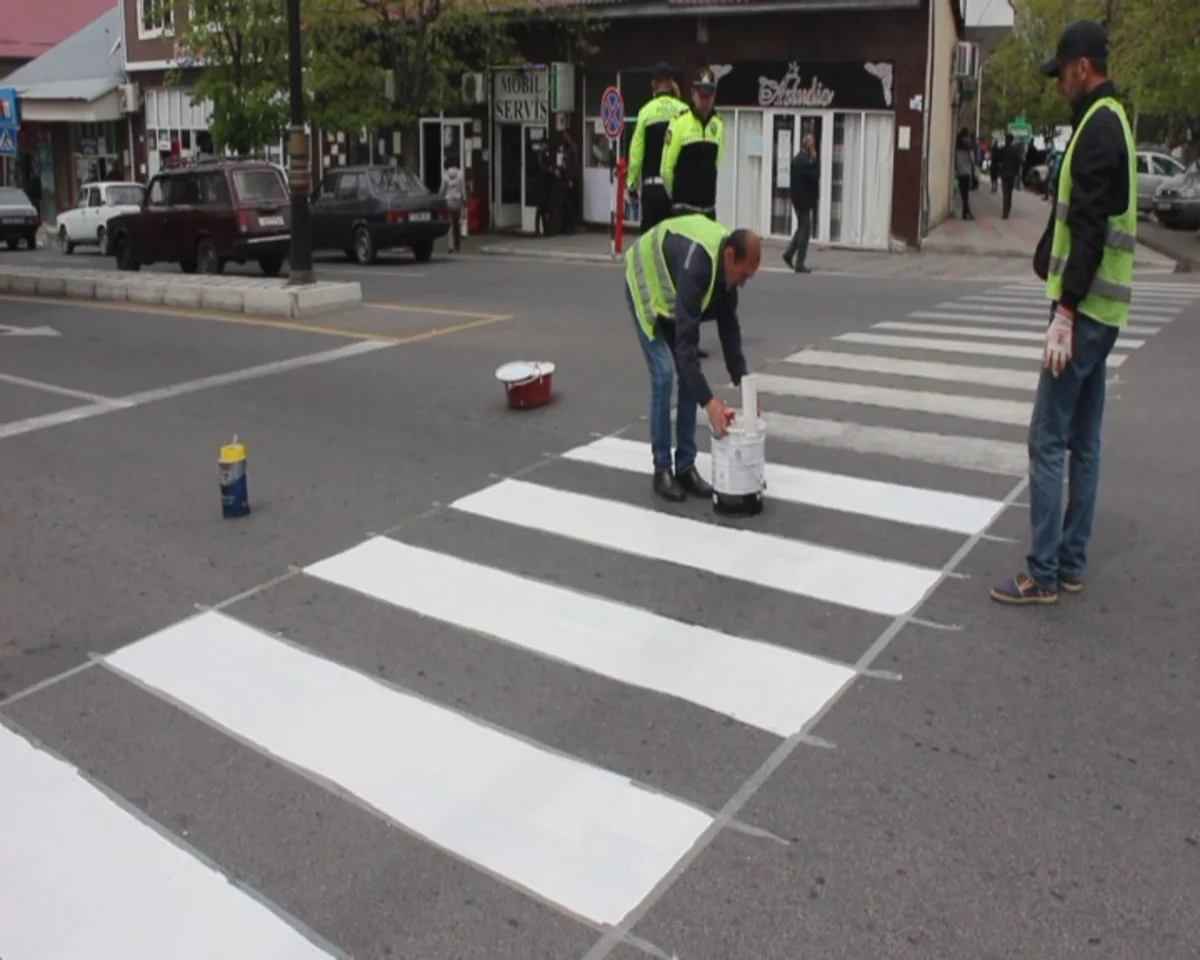 Qaxda yol nişanları yenilənib