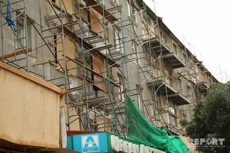 Bakının mərkəzi küçələrində “balkon”lar sökülür - FOTO