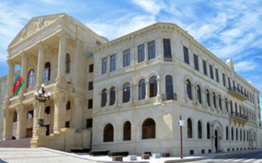 Qohumunu zorlayan və görüntülərini sosial şəbəkələrdə yayacağı ilə hədələyərək qızıl-zinyət əşyaları alan şəxs həbs olunub - RƏSMİ