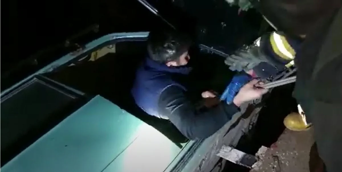 Şəmkirdə yol qəzası olub, avtomobil körpüdən asılı qalıb