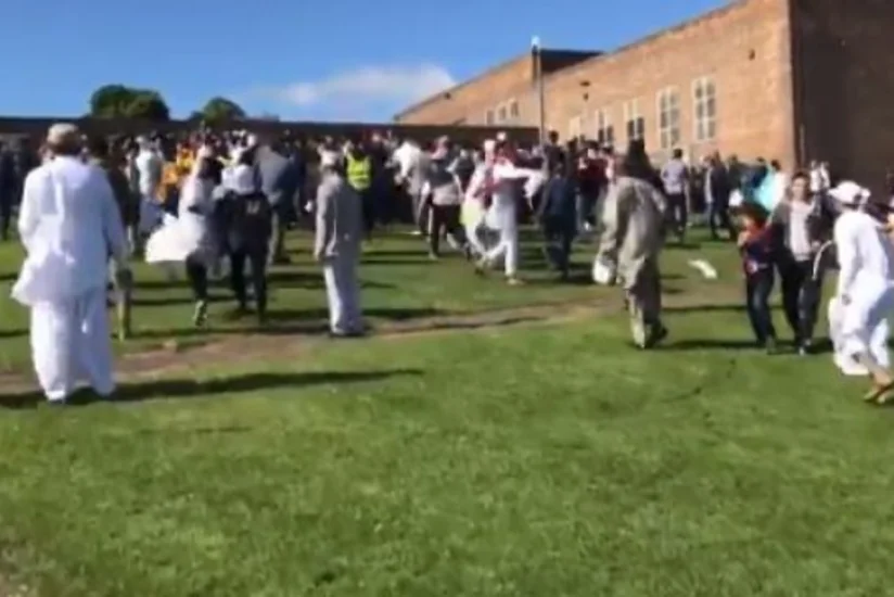 Nyukaslda sürücü avtomobili Ramazan bayramını qeyd edən insanların üzərinə sürüb - VİDEO