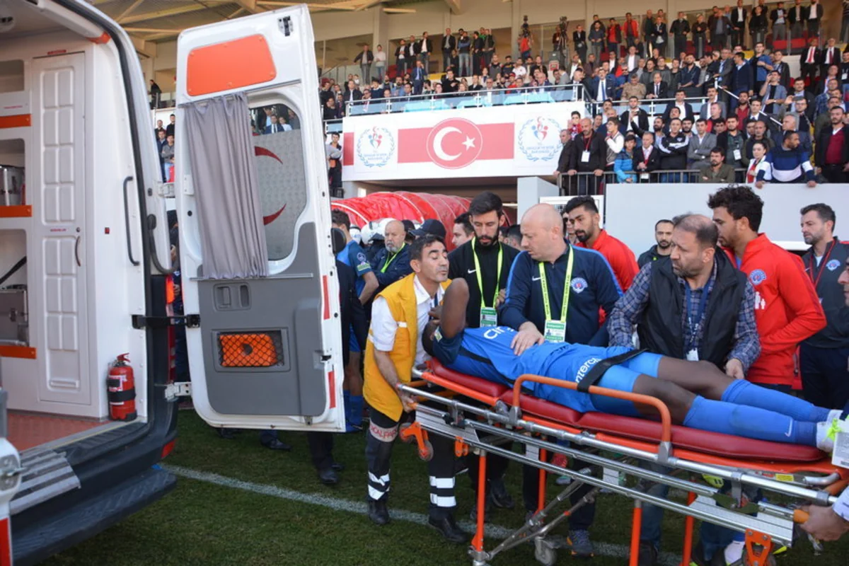 Türkiyə Kubokunun matçı futbolçuya əşya atıldığına görə təxirə salınıb