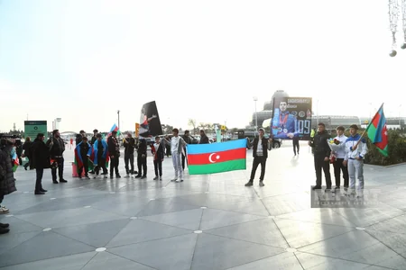 Dünya çempionatında gümüş medal qazanan Azərbaycan ağırlıqqaldıranı Vətənə qayıdıb