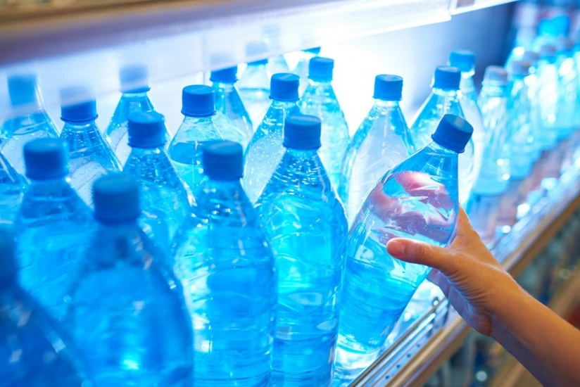 Çində 1,5 litr qazlı su içən gənc ölüb