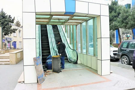 Bakıda yerüstü piyada keçidinin sıradan çıxmış eskalatorları təmir edilir