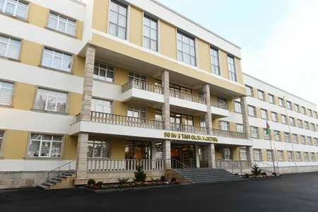 Prezident Bakıda yeni tikilən iki məktəbdə yaradılan şəraitlə tanış olub