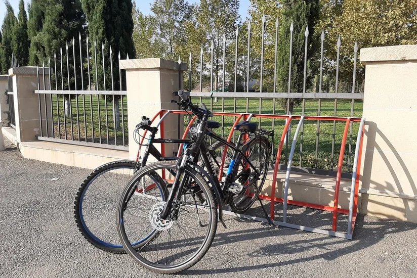 “Azəralüminium”un əməkdaşları tullantı dəmirlərdən velosiped dayanacağı hazırladı